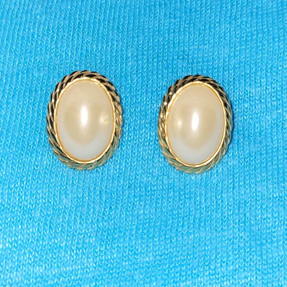 Vintage goldtone and white earrings - Picture 2 of 4